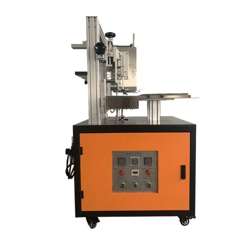 Machine à sceller les caisses