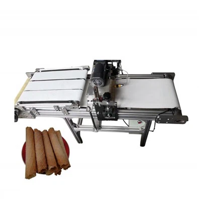 Rouleaux aux œufs croustillants faisant la machine